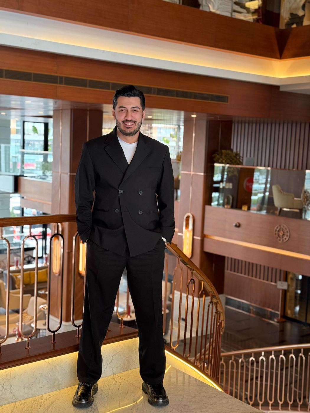 Taha Şentürk bir otel lobisinin merdiven sahanlığında